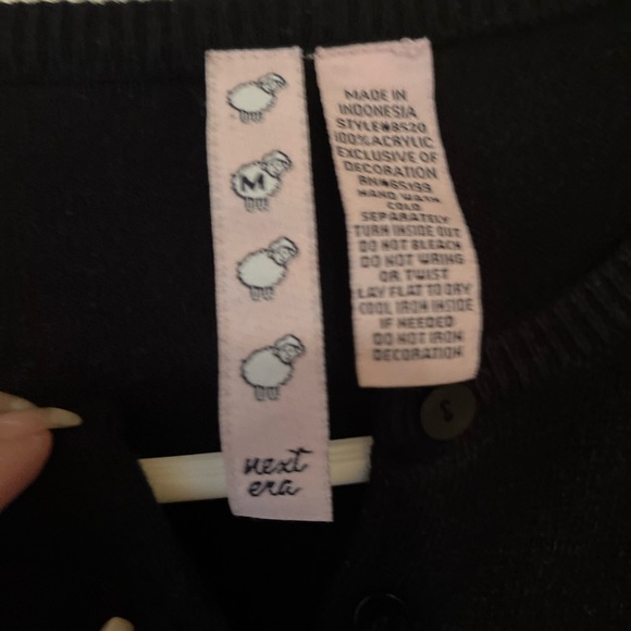 Black button up cardigan. Embroidered & beaded flowers. Vintage - Picture 5 of 6